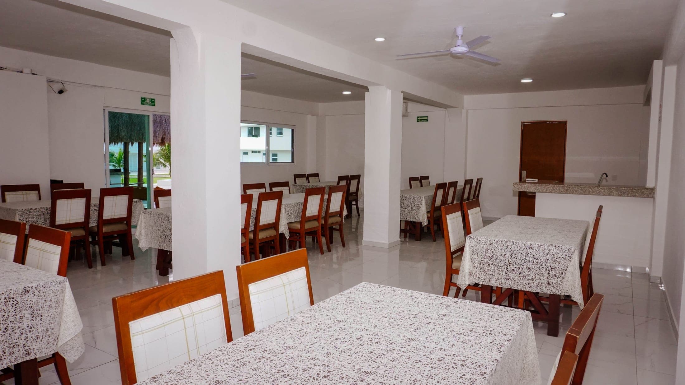 Comedor luminoso del hotel