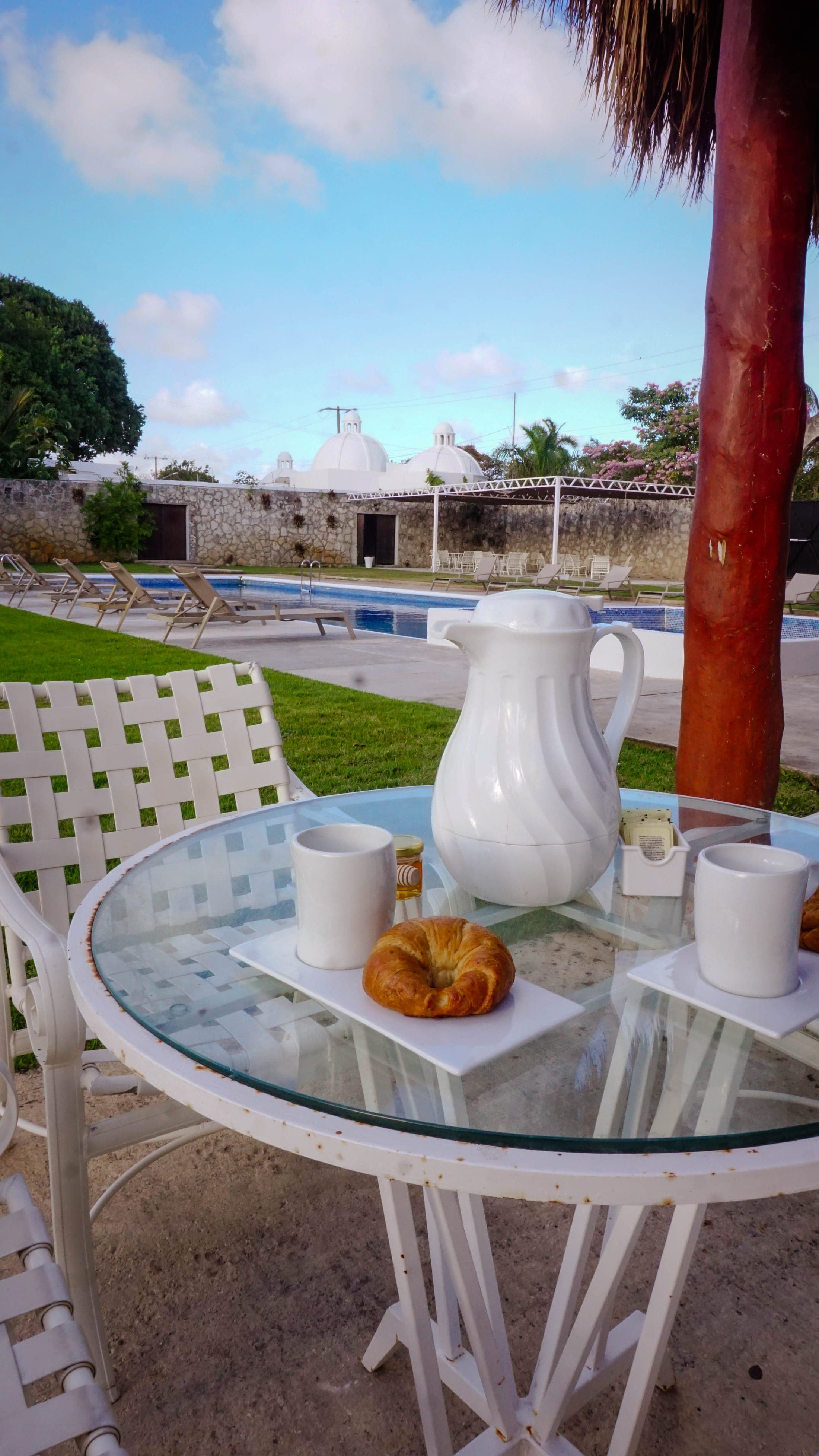 Desayuno servido junto a la alberca