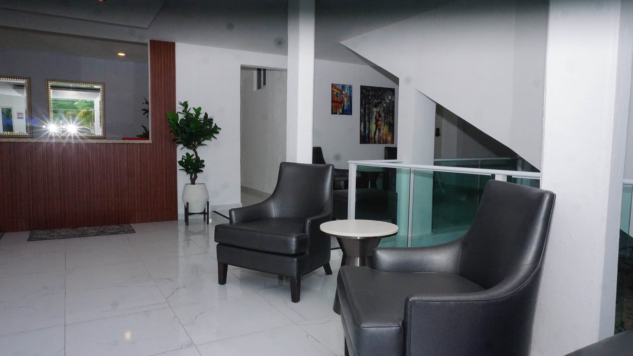 Lobby con sillones de descanso