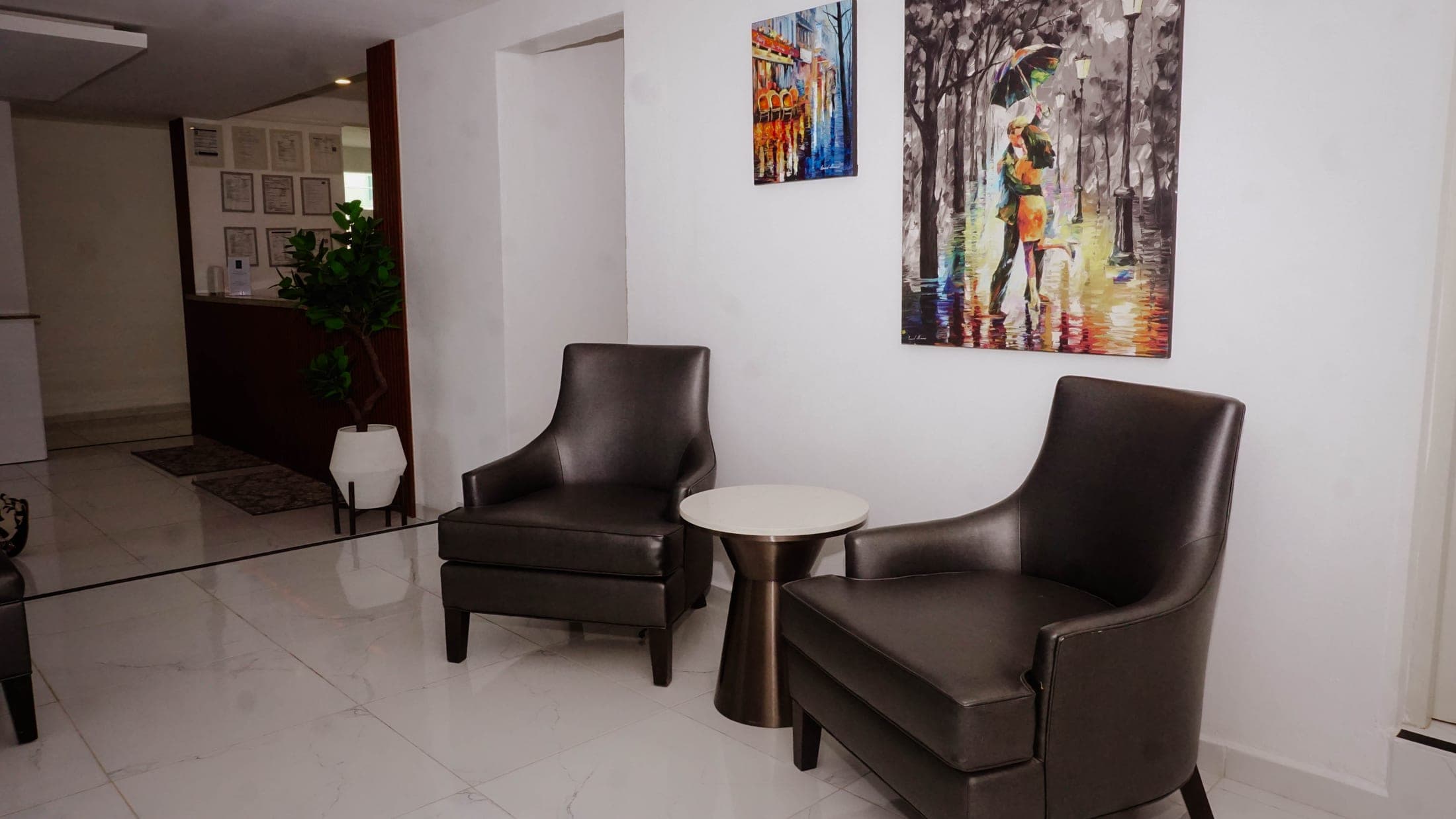 Sala de estar con obras de arte