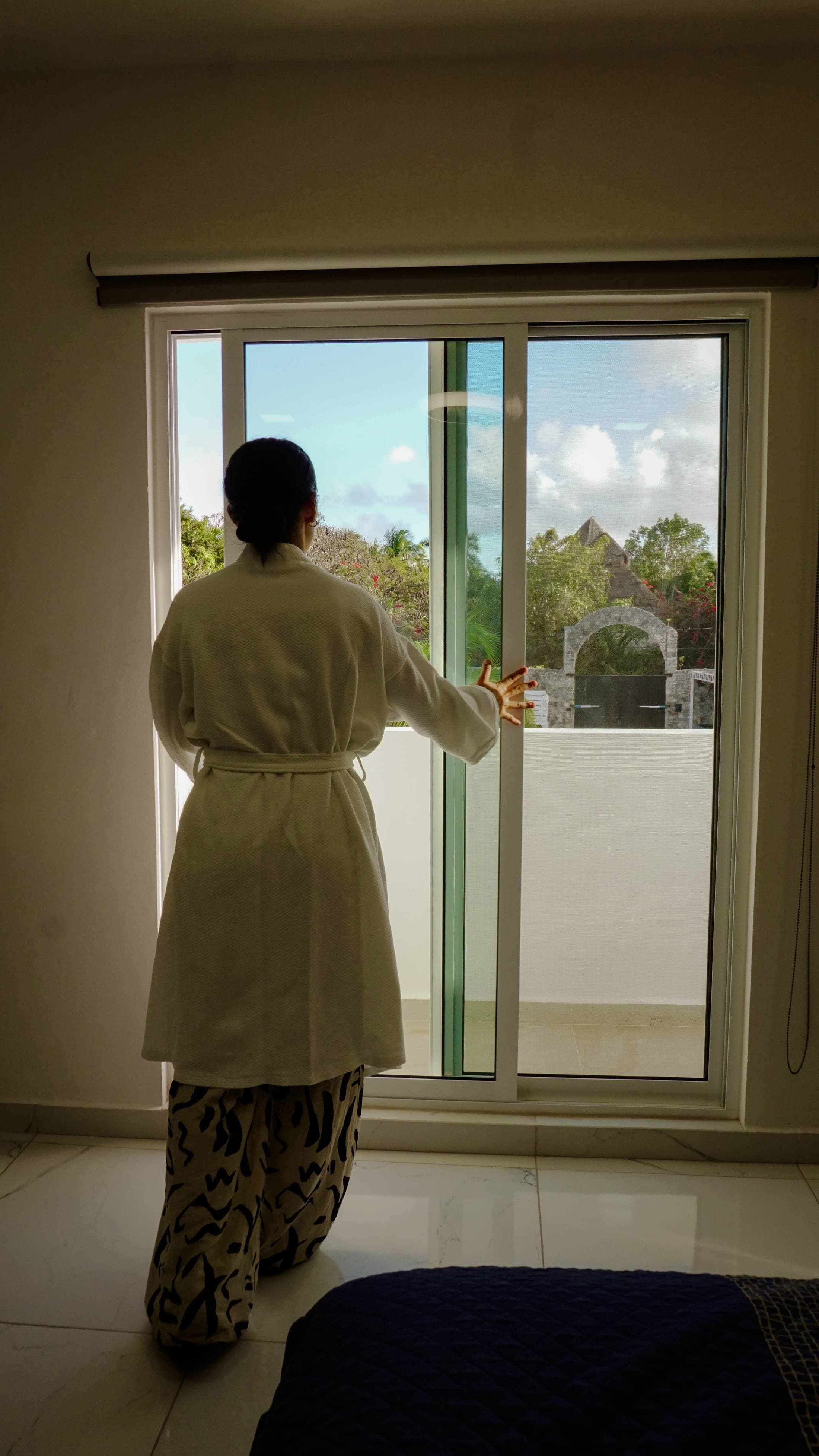 Huésped contemplando el jardín desde la habitación