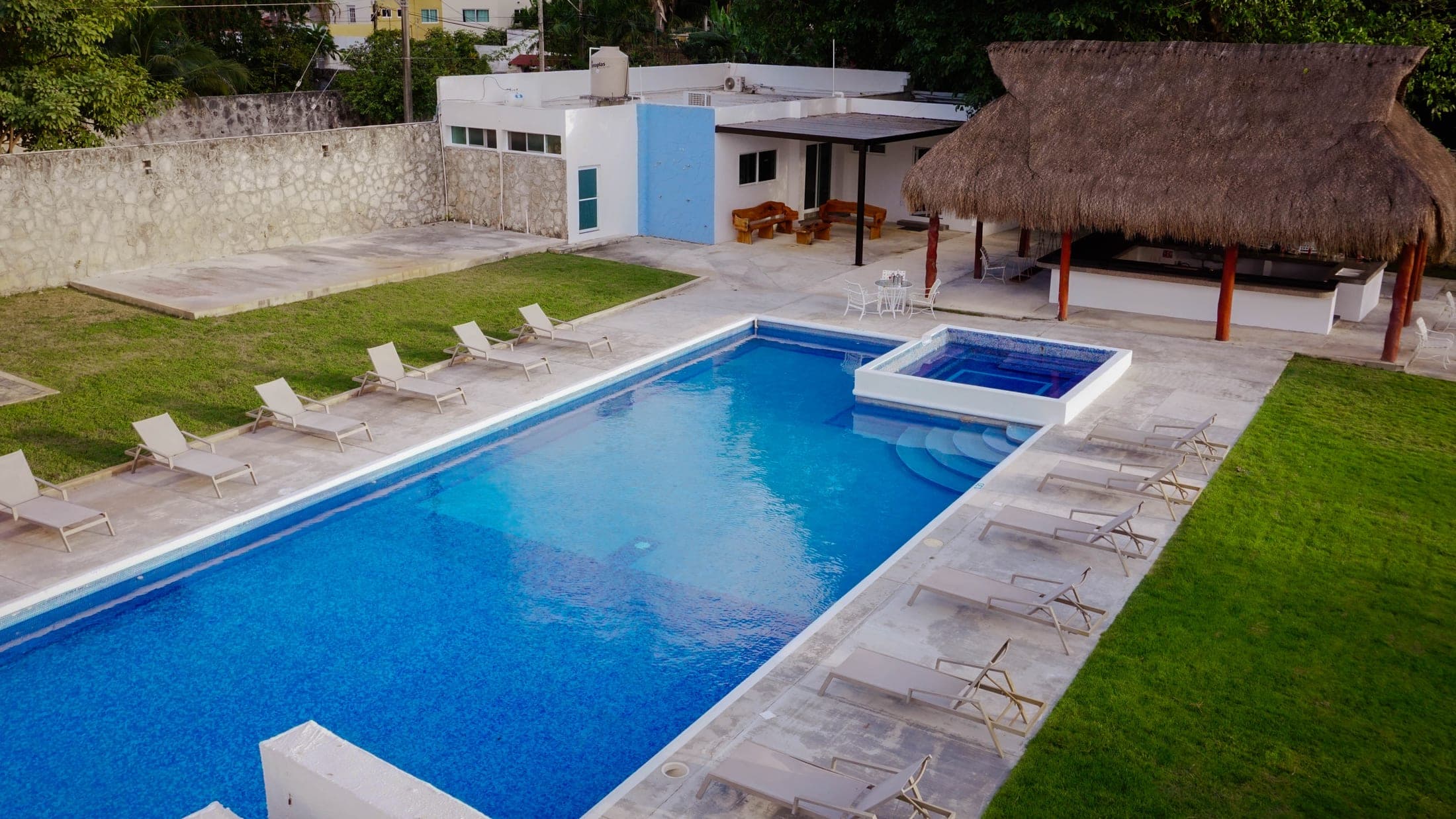 Alberca rectangular con jacuzzi vista desde lo alto