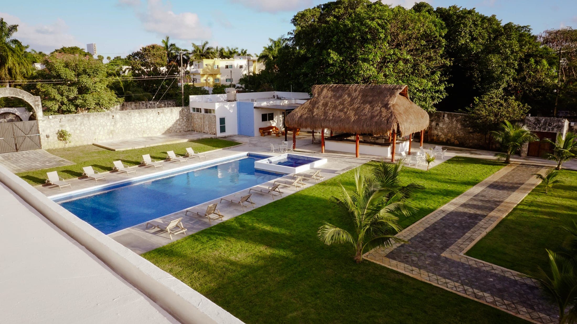 Vista aérea de la alberca, el jacuzzi y los jardines de Casa Muranta